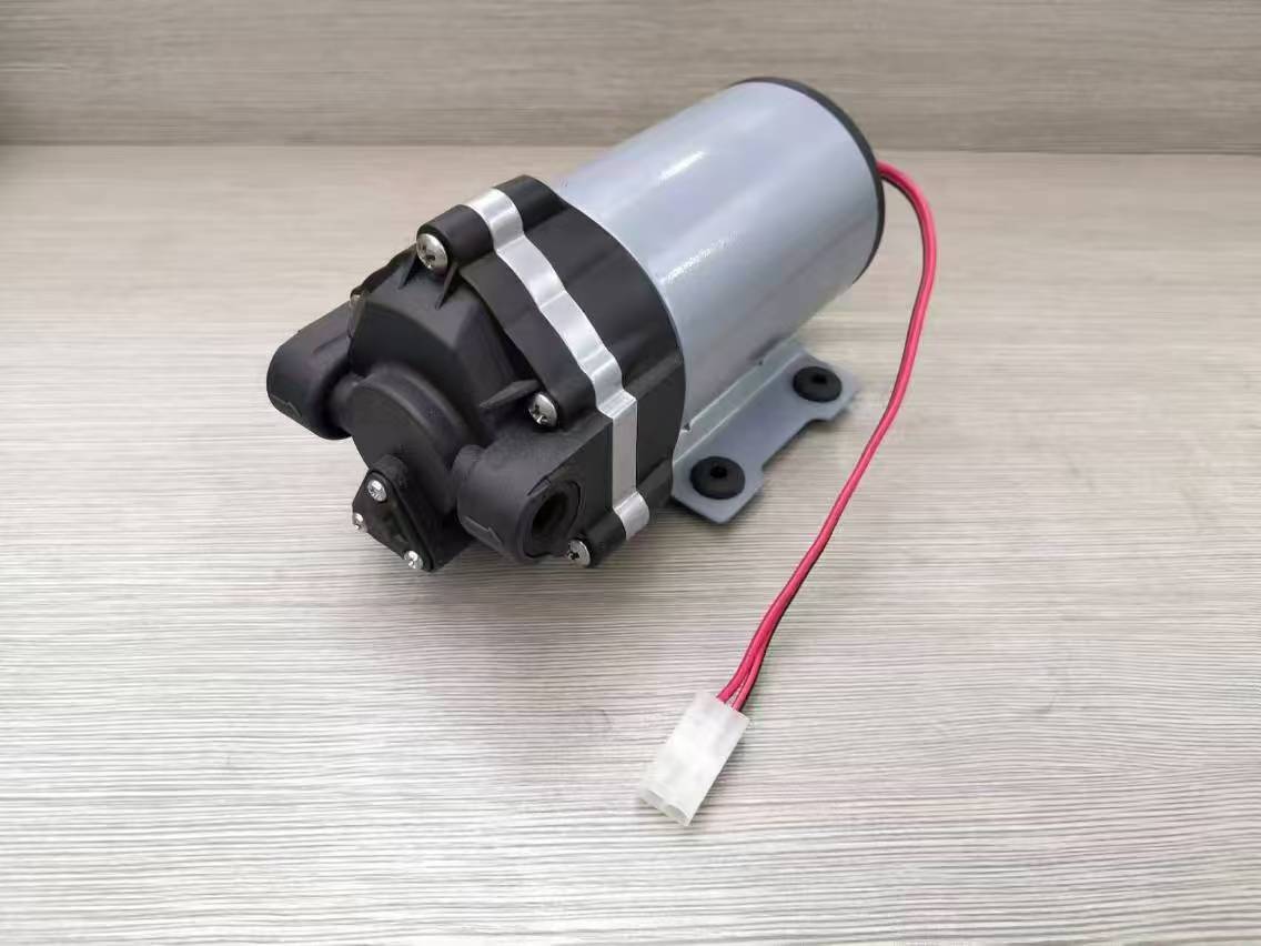 Indlæser Zuanli Ro Booster Pump Continer i regnen