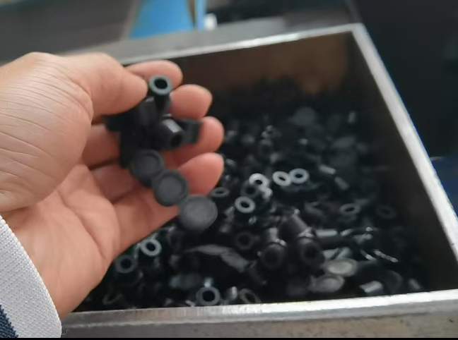 En dag på Zhengguan Rubber Manufacturing Facility