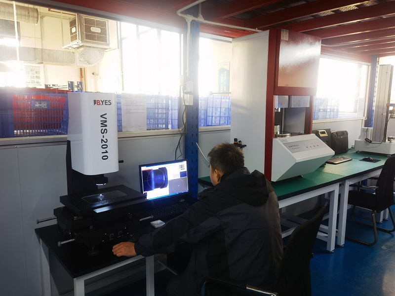 Optiske billedmålingsmaskiner, udstyret med præcise måle- og kontrolsoftwaresystemer, gør os i stand til at producere gummidele med mere nøjagtige dimensioner.